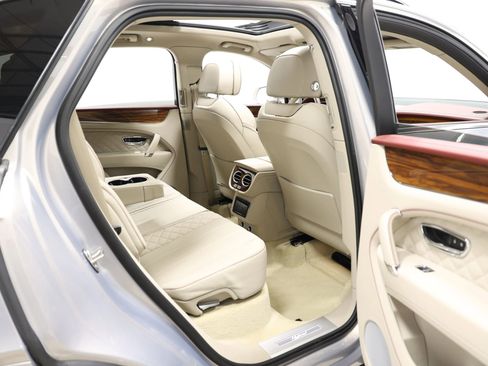 Used 2020 Bentley Bentayga Plug-In Hybrid image 95