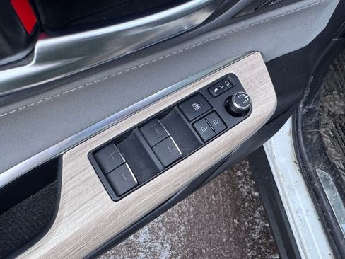 Used 2021 Toyota Venza image 14