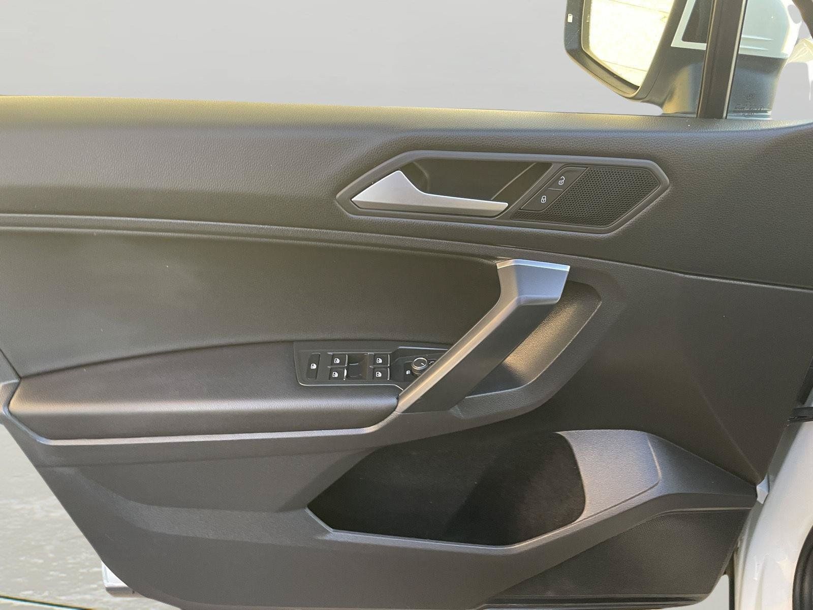 Used 2021 Volkswagen Tiguan SE w/ Panoramic Sunroof Package AWD/4WD image 25