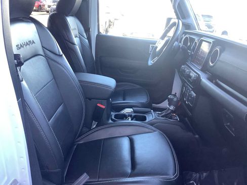Used 2022 Jeep Wrangler Unlimited Sahara AWD/4WD image 15