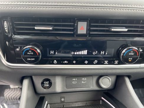 Used 2025 Nissan Rogue SL AWD/4WD image 17