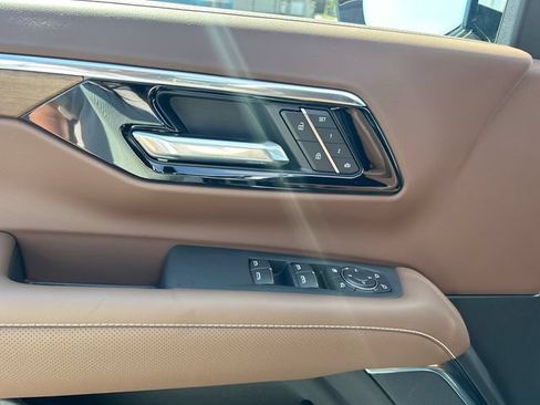 Used 2025 Chevrolet Tahoe High Country AWD/4WD image 15