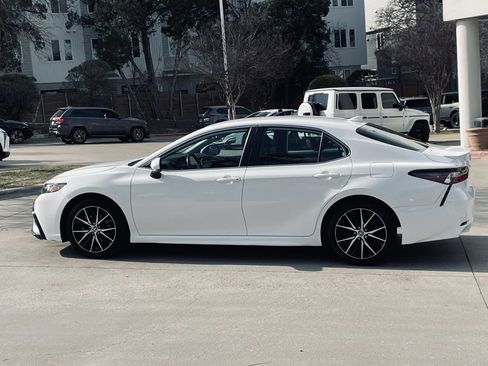 Used 2024 Toyota Camry SE image 3