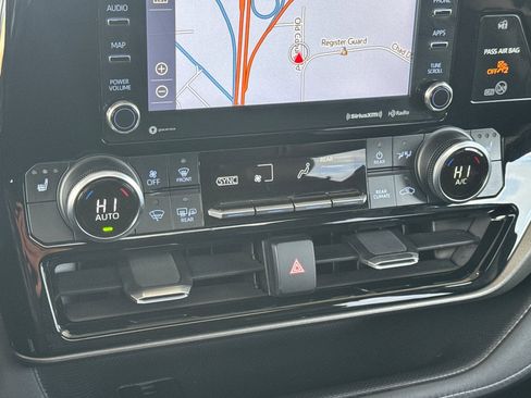 Used 2020 Toyota Highlander XLE image 24