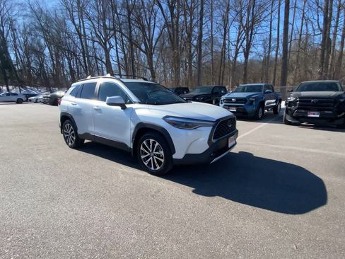 Used 2023 Toyota Corolla Cross XLE w/ Convenience Package image 10