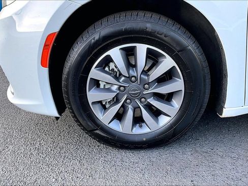 Used 2024 Chrysler Pacifica Limited FWD image 34