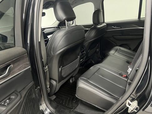 Used 2023 Jeep Grand Cherokee Limited image 46