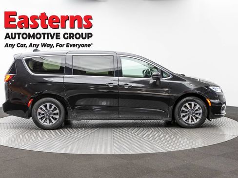 Used 2023 Chrysler Pacifica Touring-L FWD image 4