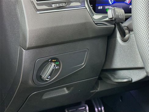 Used 2022 Volkswagen Tiguan SE R-Line image 10