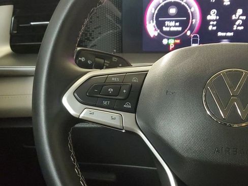 Used 2025 Volkswagen Tiguan SE image 24