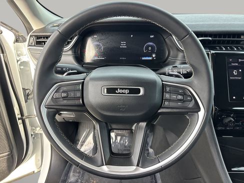 Used 2023 Jeep Grand Cherokee L Laredo image 28