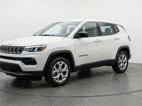 Used 2025 Jeep Compass Latitude image 3