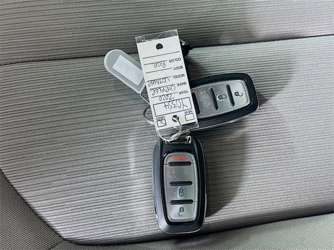 Used 2020 Chrysler Voyager LX image 36