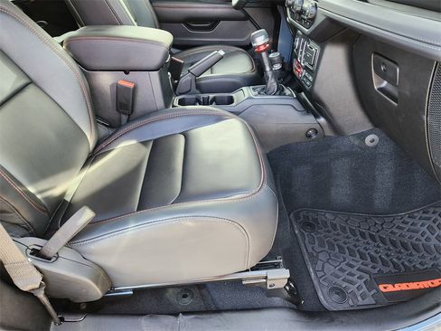 Used 2024 Jeep Wrangler Rubicon image 12