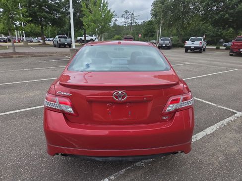 Used 2011 Toyota Camry SE w/ SE Extra-Value Pkg #1 FWD image 4