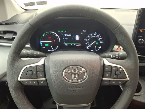 Used 2026 Toyota Sienna XLE FWD image 11