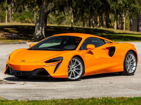 Used 2024 McLaren Artura RWD image 5