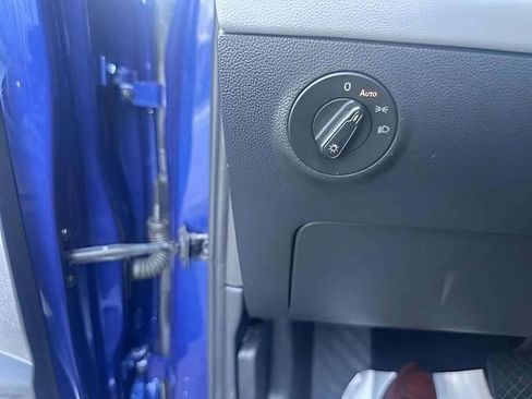 Used 2024 Volkswagen Taos SE image 8