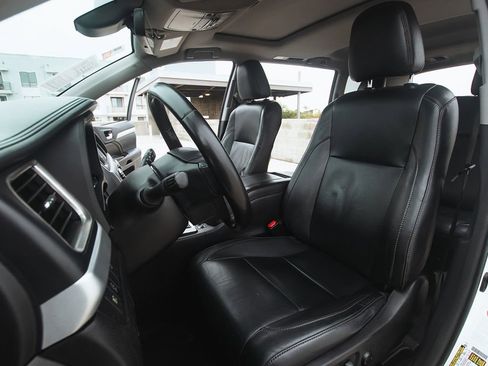 Used 2017 Toyota Highlander XLE image 11