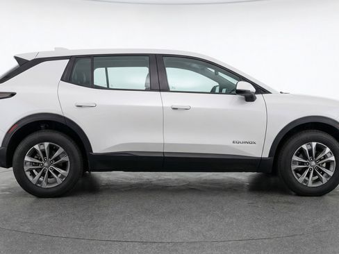 Used 2025 Chevrolet Equinox LT FWD image 11