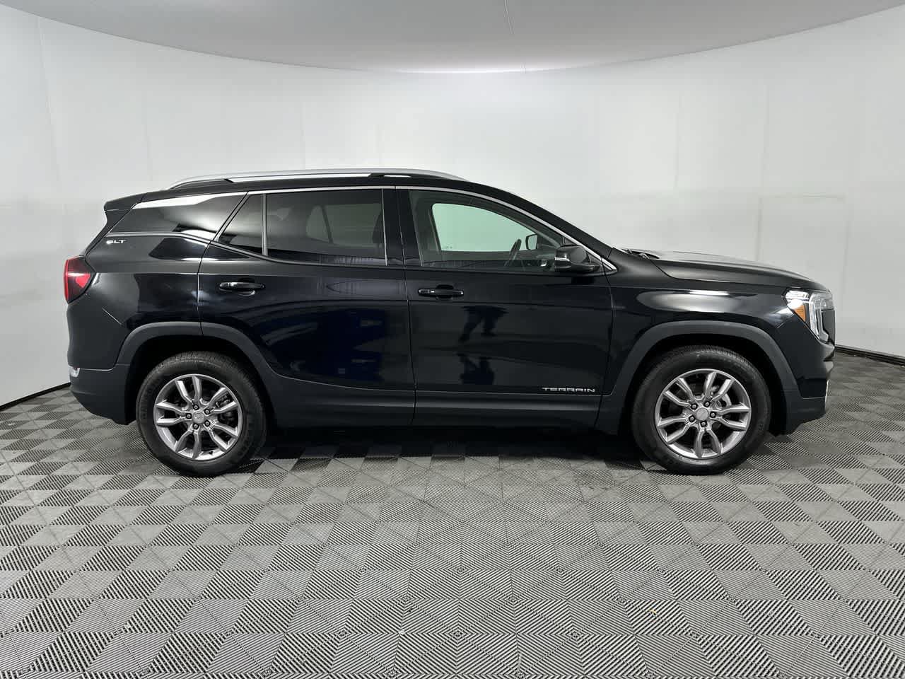 Used 2024 GMC Terrain SLT AWD/4WD image 9