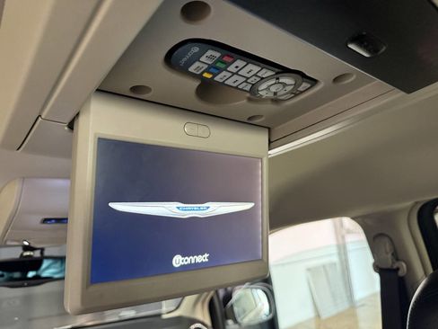 Used 2013 Chrysler Town & Country Touring-L FWD image 18