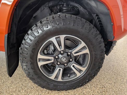 Used 2017 Toyota Tacoma TRD Sport AWD/4WD image 20