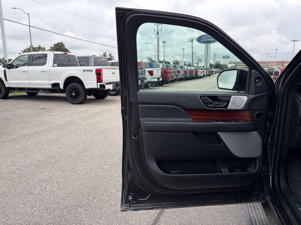Used 2024 Lincoln Navigator L Reserve AWD/4WD image 12