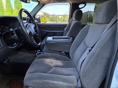 Used 2005 Chevrolet Silverado 2500 LS w/ Heavy-Duty Power Package AWD/4WD image 9