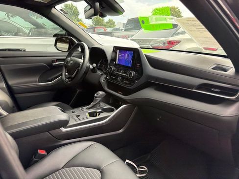 Used 2024 Toyota Highlander XSE FWD image 5