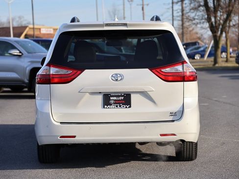 Used 2018 Toyota Sienna XLE image 3