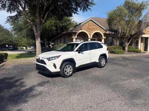 Used 2021 Toyota RAV4 LE FWD image 3