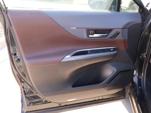 Used 2022 Toyota Venza XLE image 23