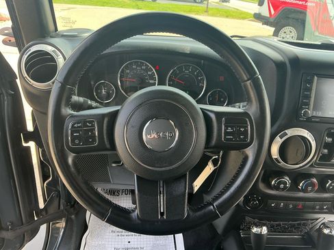 Used 2018 Jeep Wrangler Unlimited Sahara w/ Connectivity Group AWD/4WD image 13