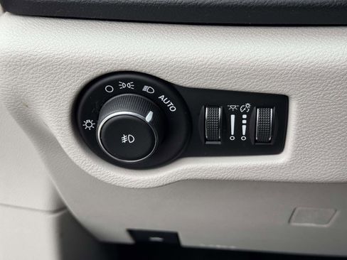 Used 2017 Chrysler Pacifica Touring-L image 18