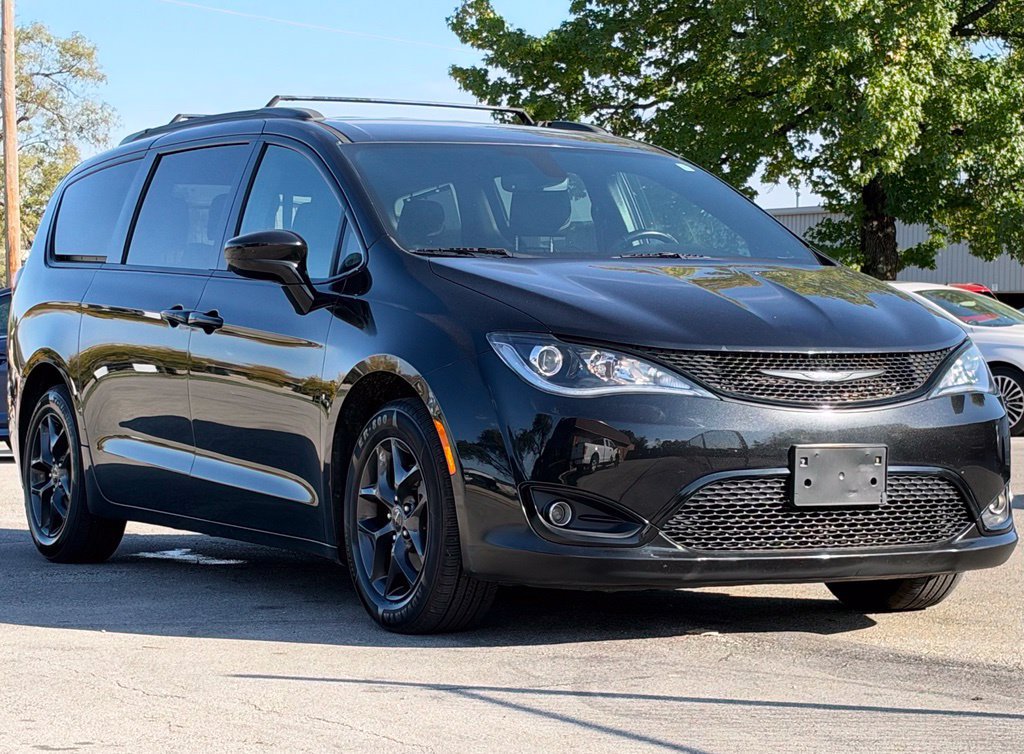 Used 2019 Chrysler Pacifica Touring-L w/ S Appearance Package FWD image 6