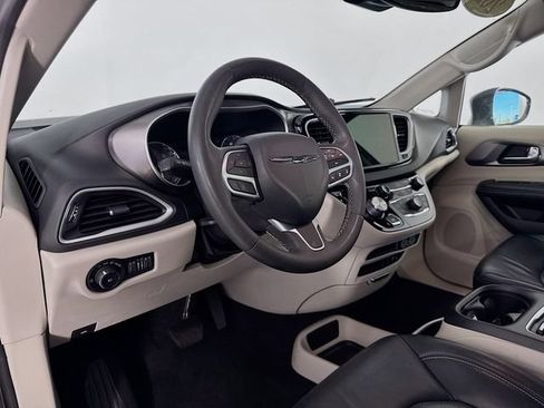 Used 2022 Chrysler Pacifica Touring-L FWD image 9
