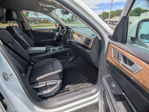 Used 2024 Volkswagen Atlas SE AWD/4WD image 12