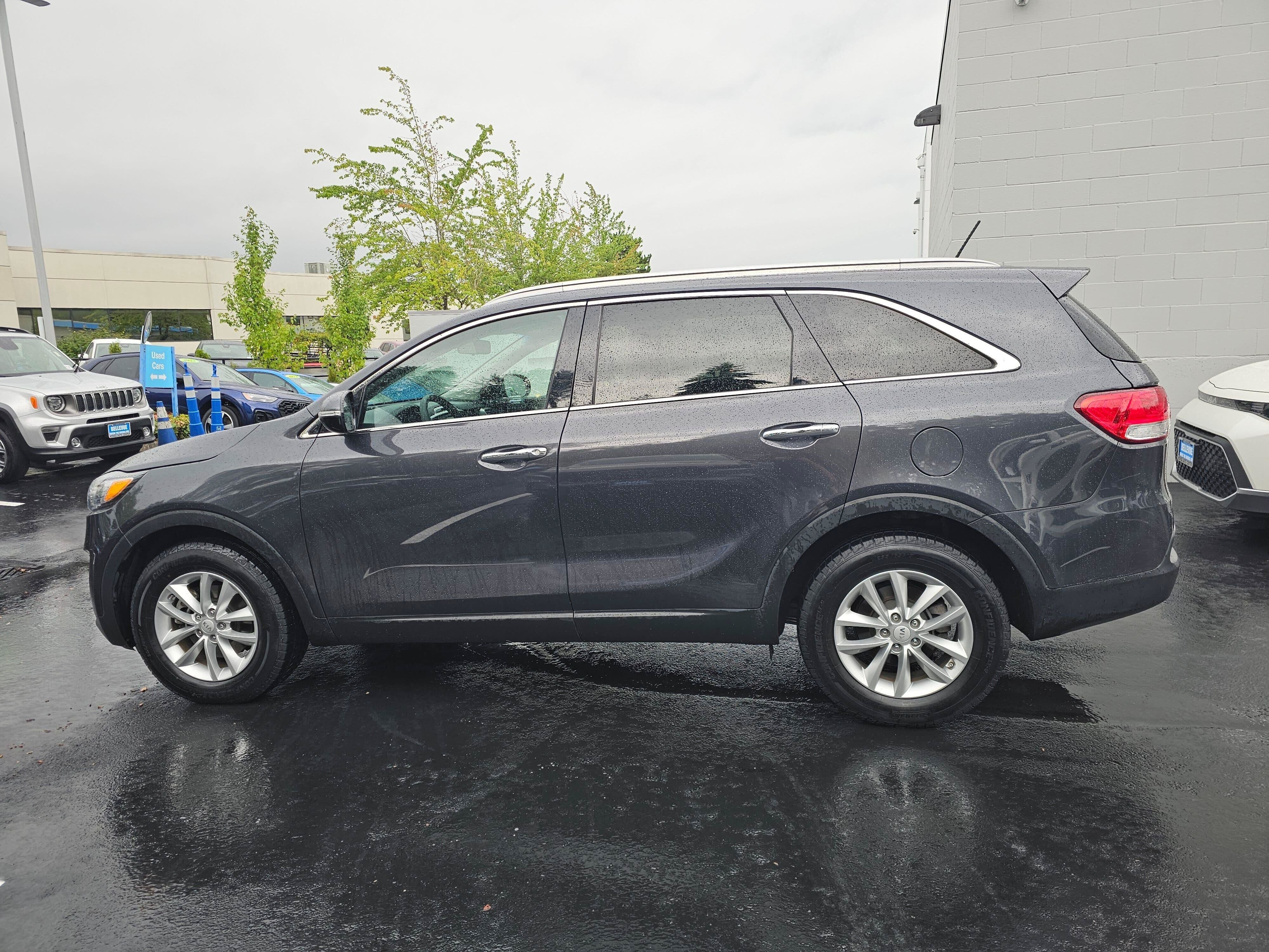 Used 2017 Kia Sorento FWD image 4