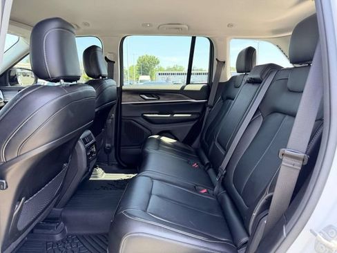 Used 2023 Jeep Grand Cherokee Limited w/ Black Appearance Package AWD/4WD image 13