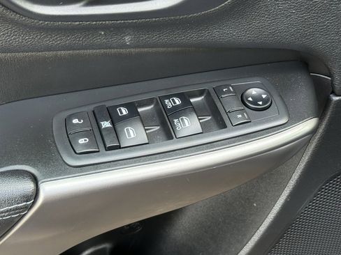 Used 2019 Jeep Cherokee Latitude Plus w/ Comfort/Convenience Group image 12