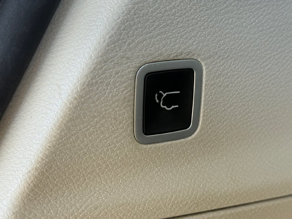 Used 2018 Chrysler Pacifica Touring-L FWD image 42