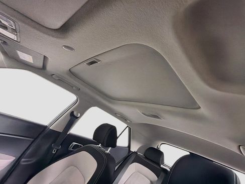Used 2025 Hyundai Venue SEL FWD image 25