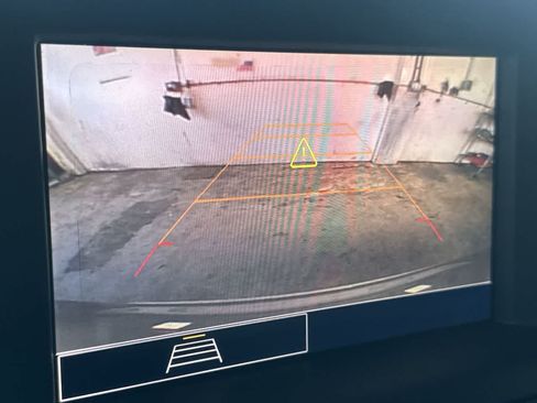Used 2024 GMC Terrain SLE w/ Driver Convenience Package FWD image 19