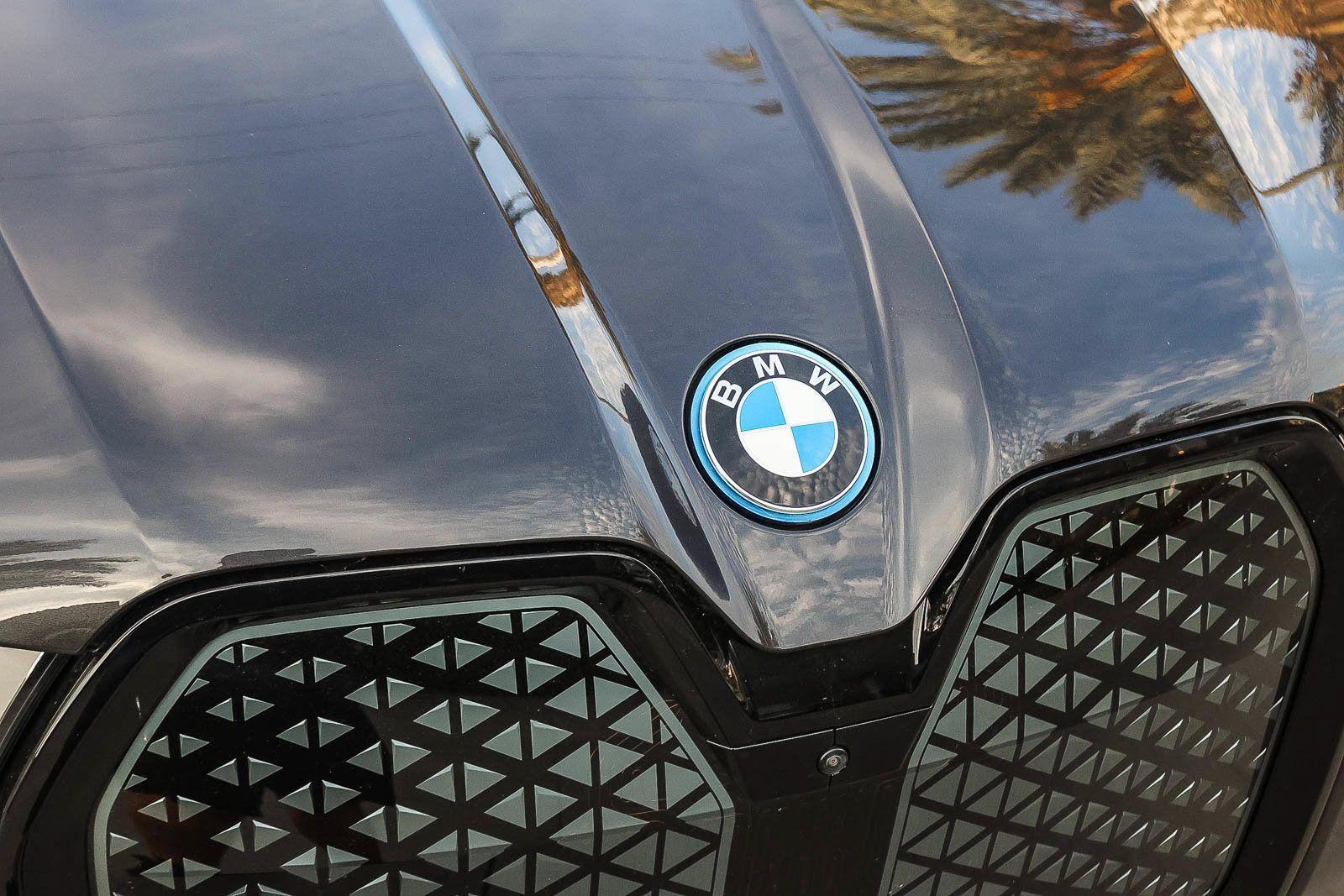 Used 2024 BMW iX xDrive50 w/ Sport Package AWD/4WD image 16