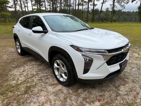 Used 2024 Chevrolet Trax LS w/ LS Convenience Package FWD image 7