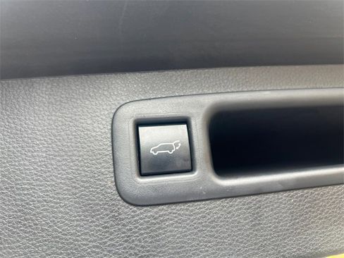 Used 2024 Toyota Highlander LE image 18