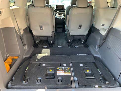 Used 2022 Toyota Sienna XLE AWD/4WD image 10