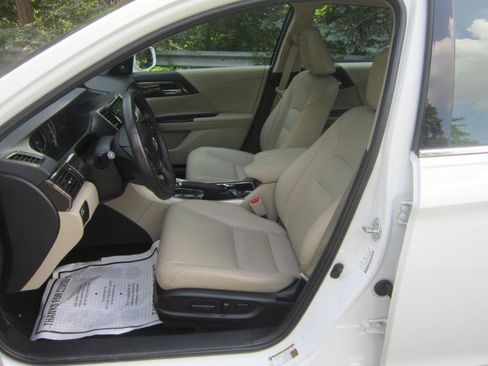 Used 2017 Honda Accord EX-L image 10