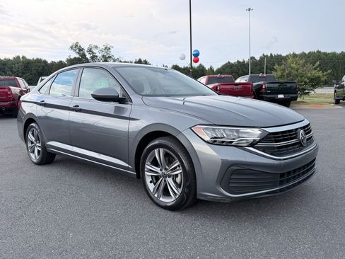 Used 2024 Volkswagen Jetta SE FWD image 2